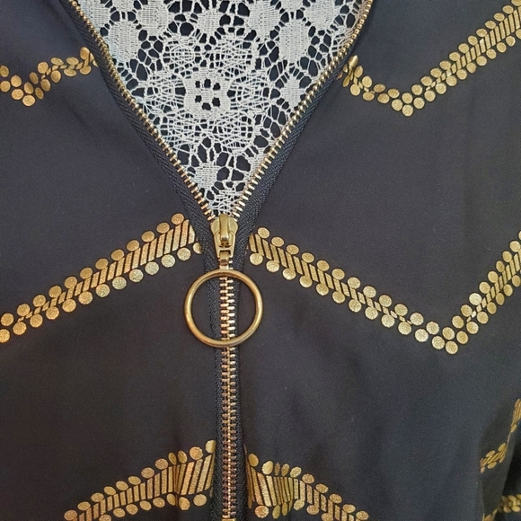 NWOT Boutique Women's Black & Gold Chevron Blouse S - Picture 3 of 3